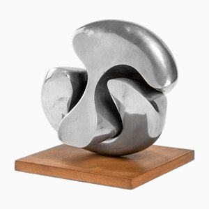 Giacomo Benevelli, Abstrakte Skulptur, 1972, Verchromtes Metall auf Holzsockel