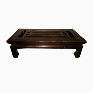 Antiker chinesischer niedriger Tisch mit Laubsägearbeit und Pferdeklauenfüßen