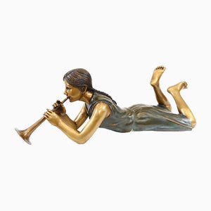 Estatua infantil de bronce con cuerno de fundición