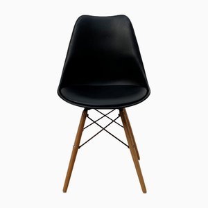 Modernistischer Stuhl mit schwarzem Ledersitz