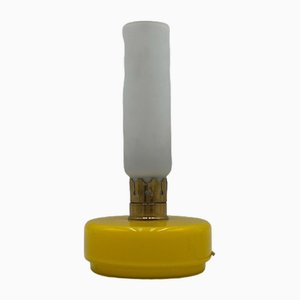 Lámpara de mesita de noche vintage de vidrio amarillo, años 60