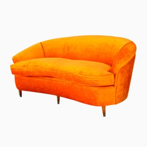 Sofá italiano curvado de terciopelo naranja con patas de madera, años 50
