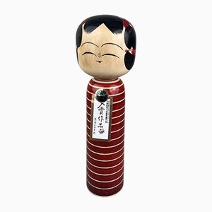 Muñeca Tougatta Kokeshi con caja de Takao Kiyohara, años 90