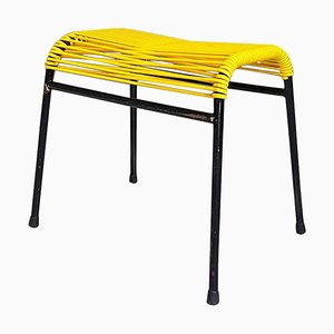 Taburete italiano Mid-Century moderno de metal negro y plástico amarillo, años 60