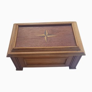 Caja antigua de madera con compartimento secreto