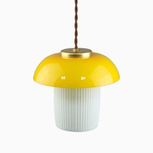 Lámpara colgante Mushroom Mid-Century de vidrio amarillo y latón