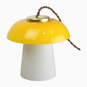 Lámpara de mesa Mushroom Mid-Century de vidrio amarillo y latón