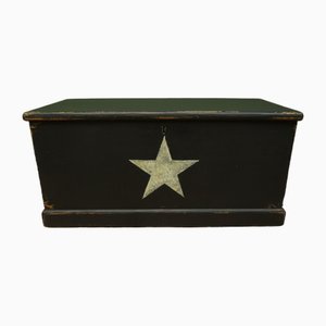 Antike schwarz lackierte Kiste mit Stern