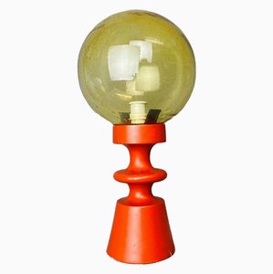 Lámpara de mesa portuguesa Mid-Century moderna de madera naranja y vidrio burbuja en ámbar, años 60