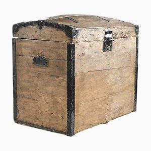Baúl de transporte de madera antiguo