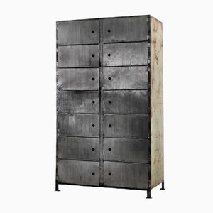 Mueble bancario industrial grande de metal con 14 taquillas, años 50