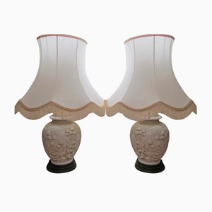 Lámparas de porcelana esmaltada en relieve con motivos asiáticos, años 70. Juego de 2
