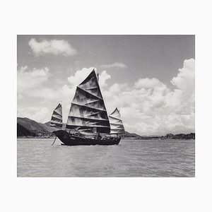 Hanna Seidel, Barco sobre el agua de Hong Kong, Fotografía en blanco y negro, años 60