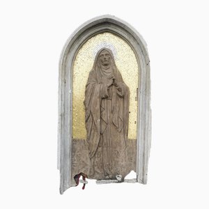 Escultura en relieve de Madonnina en piedra con mosaico dorado
