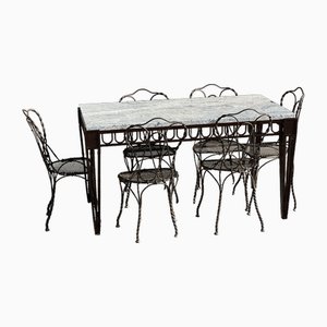 Tisch aus Marmor und Stühlen aus gedrehtem Metall im Stil von Edgar Brandt, 1940er, 7 Set