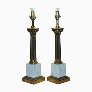 Lámparas de mesa romanas vintage grandes con pilar corintio de mármol y latón. Juego de 2