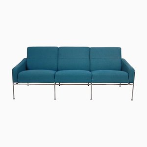 3303 Sofa aus Blauem Stoff von Arne Jacobsen für Fritz Hansen, 1980er