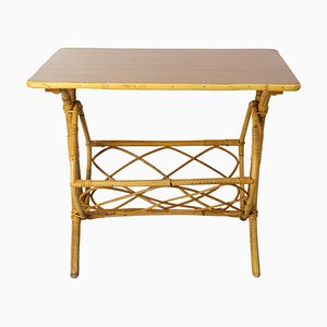 Table d'Appoint Mid-Century en Rotin avec Porte-Revues, France, 1970s