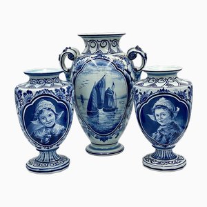 Jarrones alemanes antiguos de loza azul de Delft Bonnie, década de 1890. Juego de 3