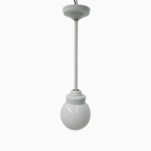 Lámpara colgante Art Déco con bola de vidrio blanco, años 30