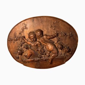 Bajorrelieve de medallón de madera tallada