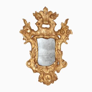 Espejo europeo rococó de madera dorada con adornos calados y cristal de espejo, década de 1800