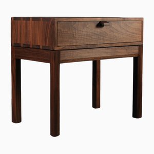 Handgefertigter Nachttisch aus Nussholz von Sum Furniture