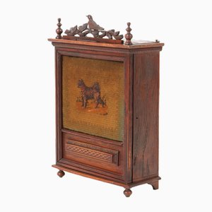 Credenza antica in quercia intagliata nella Foresta Nera, inizio XX secolo