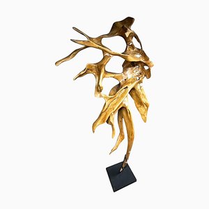 Escultura abstracta de raíz de caoba lacada sobre base de metal negro, 2022