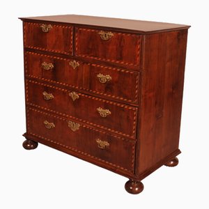 Queen Anne Chest of Drawers in Walnut, 1700s