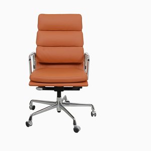 Sedia da ufficio Ea-219 in pelle color cognac di Charles Eames per Vitra