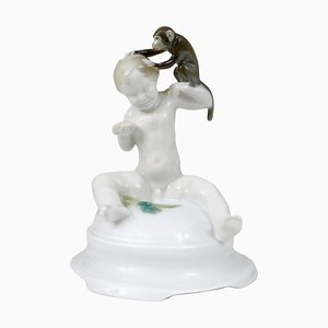 Figura de porcelana Putto y mono atribuida a Ferdinand Liebermann para Rosenthal, 1910