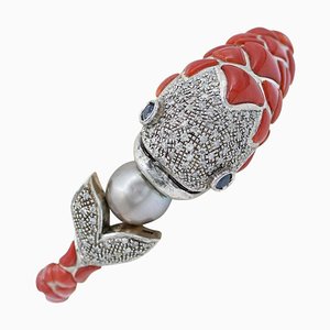 Brazalete con forma de pez de coral, zafiros, diamantes, perla y oro rosa de 14 kt y plata, años 50