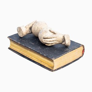 Spanischer Künstler, Skulptur mit Buch und geheimnisvoller Hand, 1990, Holz