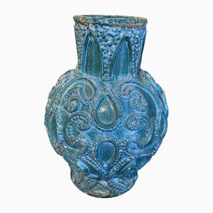 Jarrón de cerámica con decoraciones grabadas