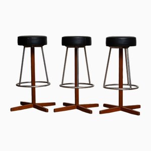 Sgabelli da bar girevoli in teak cromato ed ecopelle nera di Börje Johanson, anni '60, set di 3