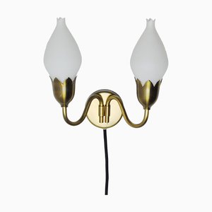 Lampada da parete Tulip a due braccia in ottone e vetro opalino di Fog & Mørup, anni '50