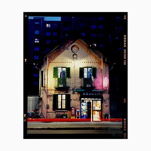 Richard Heeps, Tabacchi de noche, Milán, Fotografía en color, 2019