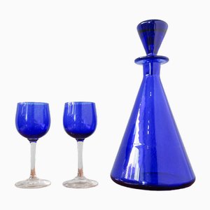 Botella y vasos de azul cobalto atribuidos a Marinha Grande, años 50. Juego de 3