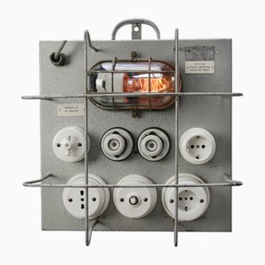 Panel de control industrial vintage de metal gris