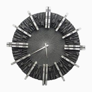 Reloj de pared brutalista de aluminio, años 60