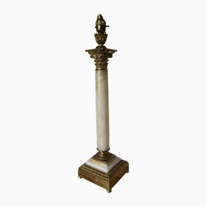 Lámpara de mesa corintia neoclásica de mármol y latón