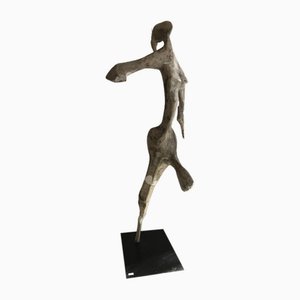 Escultura en estuco de torso femenino sobre pedestal