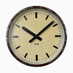 Reloj de pared de fábrica industrial marrón de IBM, años 50