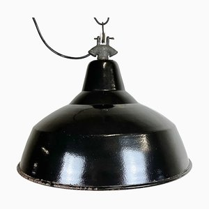 Lámpara de techo industrial de fábrica esmaltada en negro con superficie de hierro fundido, años 50