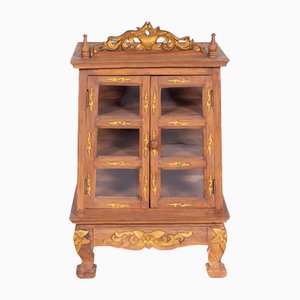 Vitrina de dos puertas de madera de acacia con adornos