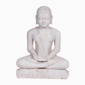 Buddha-Statut in Mudra-Position sitzend
