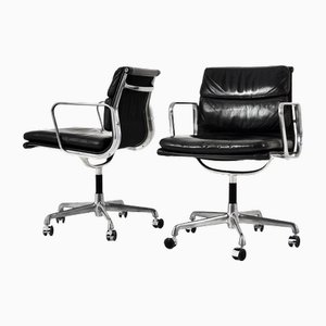 Charles & Ray Eames zugeschriebene Schwarze Leder Soft Pad Chairs für ICF 1970er, 2er Set