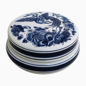 Scatola di caramelle in terracotta con decoro floreale blu di Royal Delft, anni '70