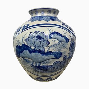 Jarrón chino de porcelana azul y blanca con adornos de flor de loto